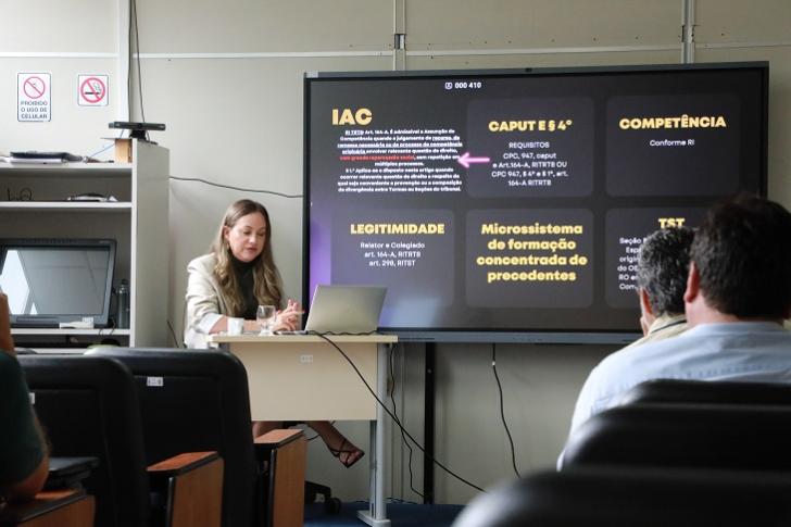 #ParaTodosVerem: Fotografia colorida em ambiente fechado. Na foto aparece Rosane Dalazen, sentada ministrando o curso.