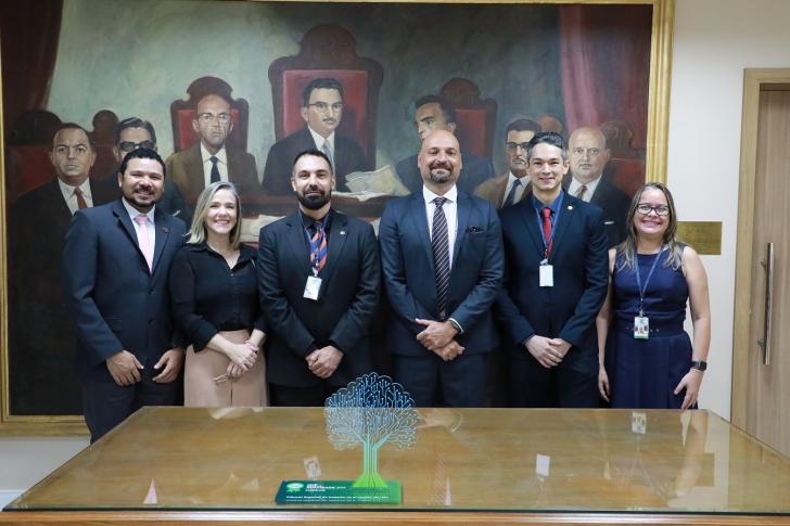 Foto dos novos assessores, ao lado do desembargador Fernando de Jesus Lobato Junior e demais colegas de gabinete.