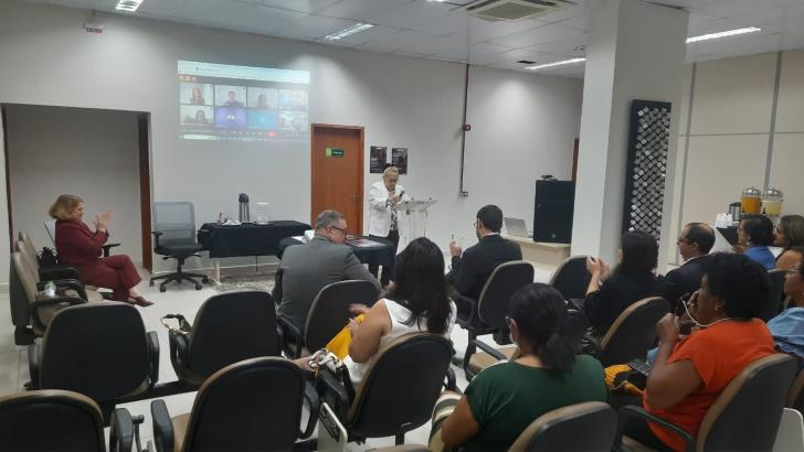 Foto do público e da presidente durante fala no workshop em Macapá