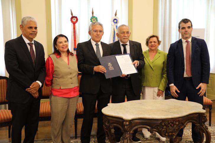 Foto dos representantes dos tribunais que assinaram o acordo de cooperação, incluindo a vice-presidente do TRT8 Maria Valquíria