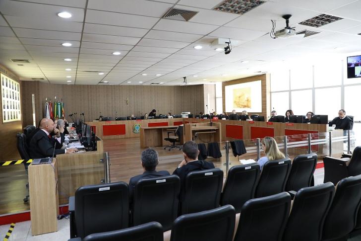 Foto em ambiente fechado mostrando a sessão do pleno do TRT-8.