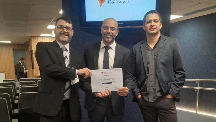 #ParaTodosVerem: Foto em ambiente fechado mostrando os servidores que representaram o TRT-8 na premiação.