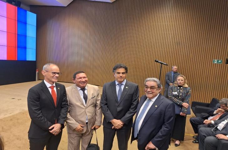 #ParaTodosVerem: Fotografia em ambiente fechado que reúne quatro homens lado a lado