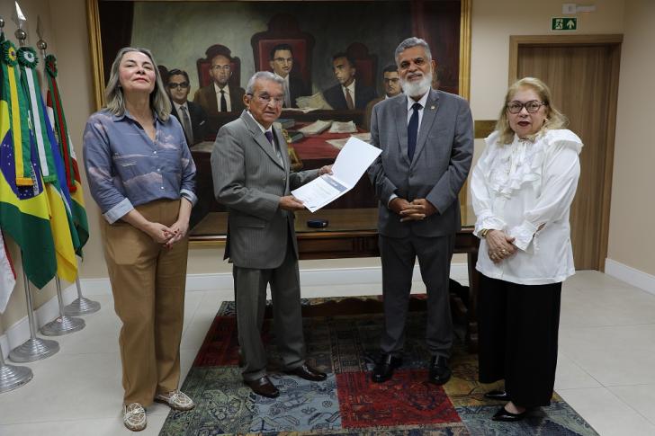 Foto em ambiente fechado mostrando a cerimônia de entrega da medalha do CSTJ.