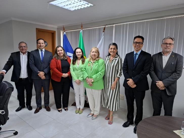 Foto em ambiente fechado mostrando representantes do TRT-8 e da Receita Federal.