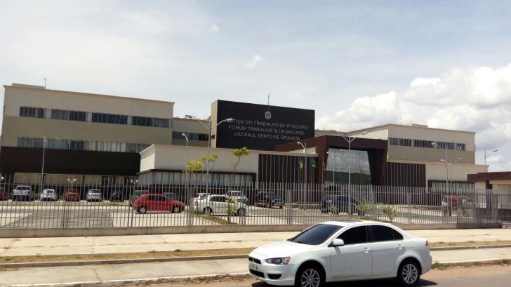 Foto em espaço aberto da fachada do Fórum da Justiça do Trabalho em Macapá.