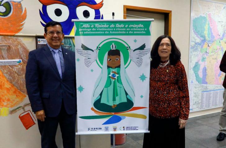 #ParaTodosVerem: Fotografia colorida, nela estão Cezar Colares e a desembargadora do TRT-8, Maria Zuíla Lima Dutra segurando um