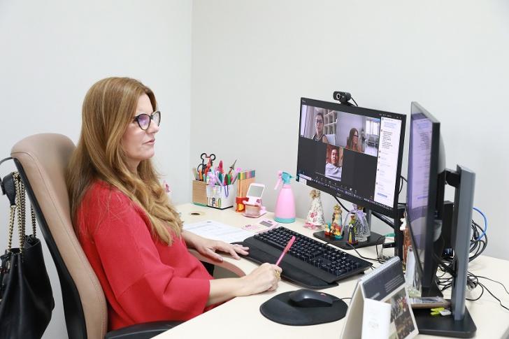Foto em ambiente fechado mostrando uma audiência online da Semana de Conciliação.