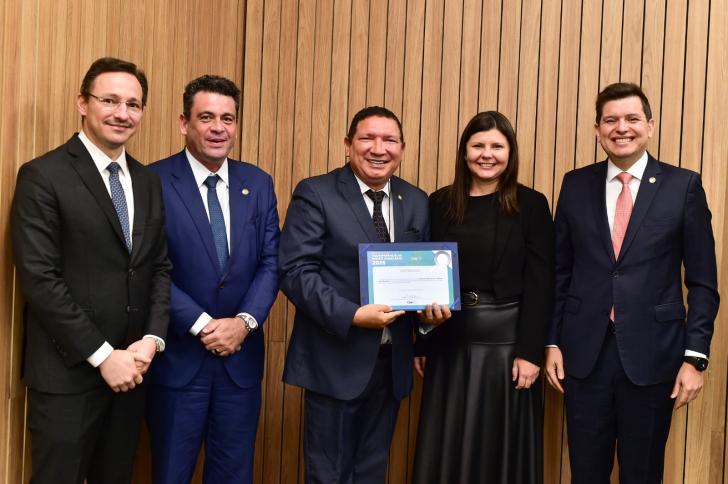 Foto em ambiente fechado mostrando a cerimônia em que o TRT-8 foi premiado.
