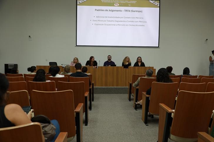 Foto em ambiente fechado mostrando o evento de apresentação dos resultados da pesquisa sobre a incidência do mercúrio.
