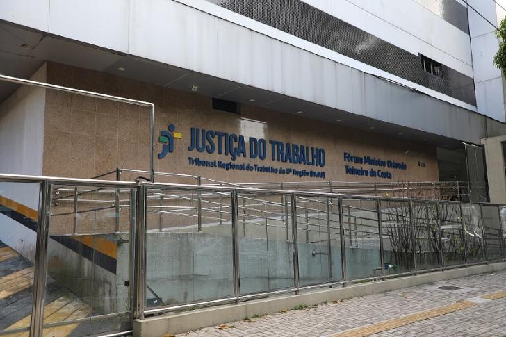 #ParaTodosVerem - Foto em ambiente aberto mostrando a fachada do TRT-8.