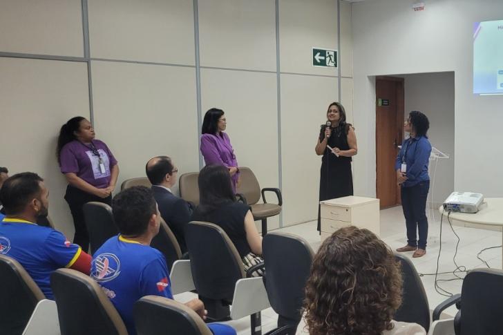 #ParaTodosVerem: Fotografia colorida em ambiente fechado dos participantes da roda de conversa. 