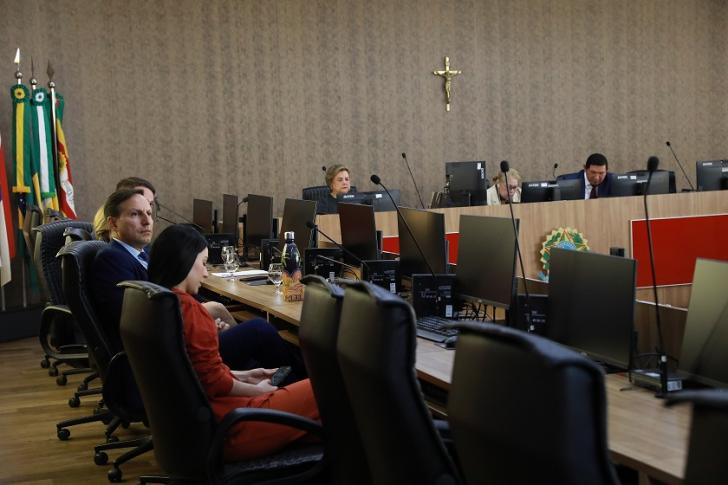 Foto em ambiente fechado mostrando a reunião da RAE.