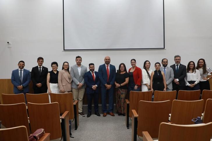 #ParaTodosVerem: Fotografia colorida em ambiente fechada, reunindo magistrados(as) em pé, sorrindo para a foto. — Foto: ASCOM8