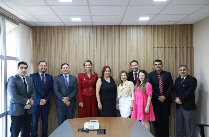 #ParaTodosVerem: Fotografia em ambiente fechado que reúne homens e mulheres, lado a lado, sorrindo