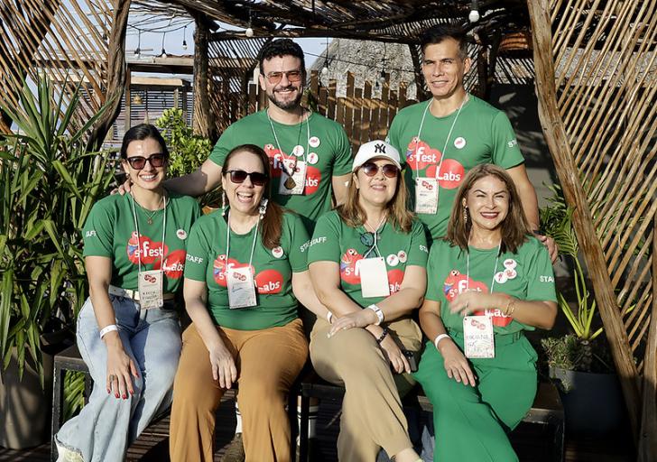 #paratodosverem: Foto em ambiente aberto com os participantes na oficina imersiva na ilha do combu