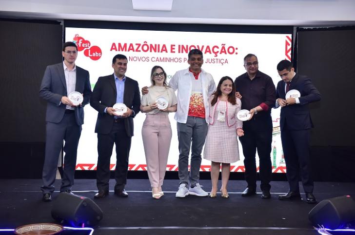 Foto: TJPA/ #ParaTodosVerem: Fotografia em ambiente fechado que reúne sete pessoas, entre homens e mulheres