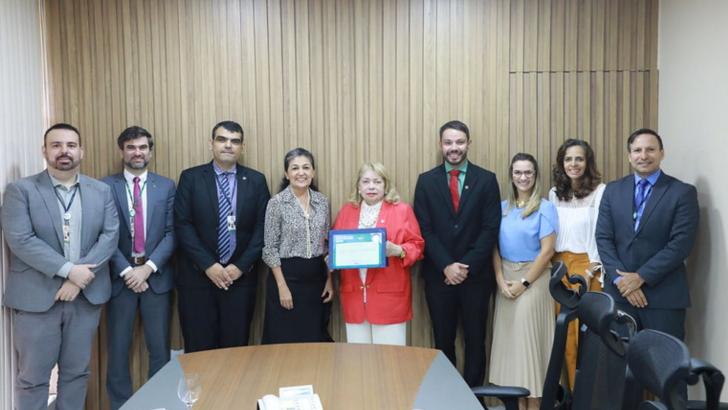 Foto de ambiente fechado que reúne homens e mulheres 