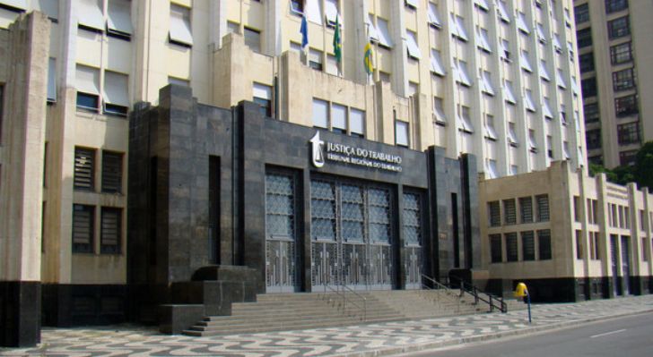 #ParaTodosVerem: Foto colorida da fachada do Tribunal Regional Regional do Trabalho da 1ª Região (RJ)