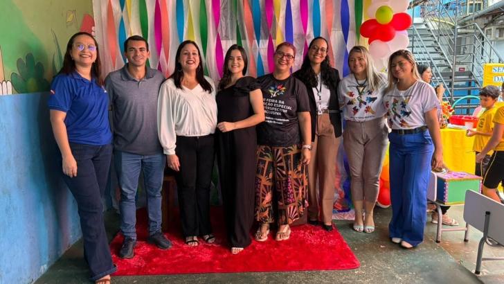 #ParaTodosVerem: Fotografia colorida reunindo 8 pessoas, todas estão em pé sorrindo.