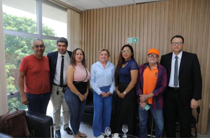 #ParaTodosVerem: Fotografia colorida, nela, estão sete pessoas de pé, quatro homens e três mulheres.