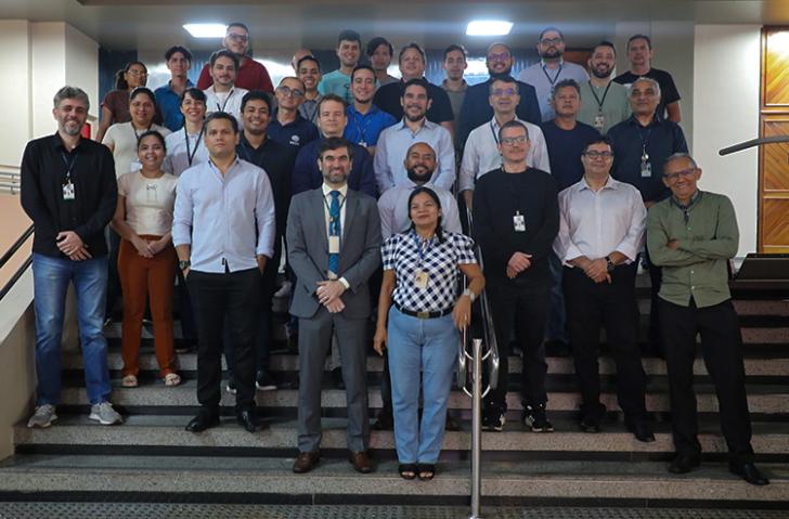 Foto em ambiente fechado mostrando a equipe da Setin.