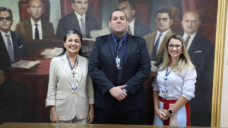 Fotografia em ambiente fechado que reúne servidores do TRT-8