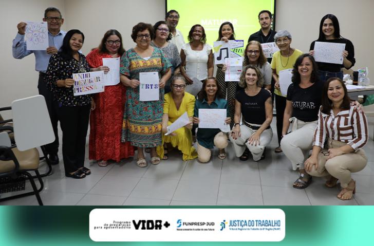 Fotografia em ambiente fechado que reúne dezenas de pessoas entre homens e mulheres. 