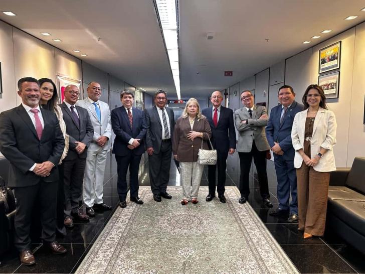 Foto em ambiente fechado mostrando presidentes e magistrados dos tribunais da Amazônia.