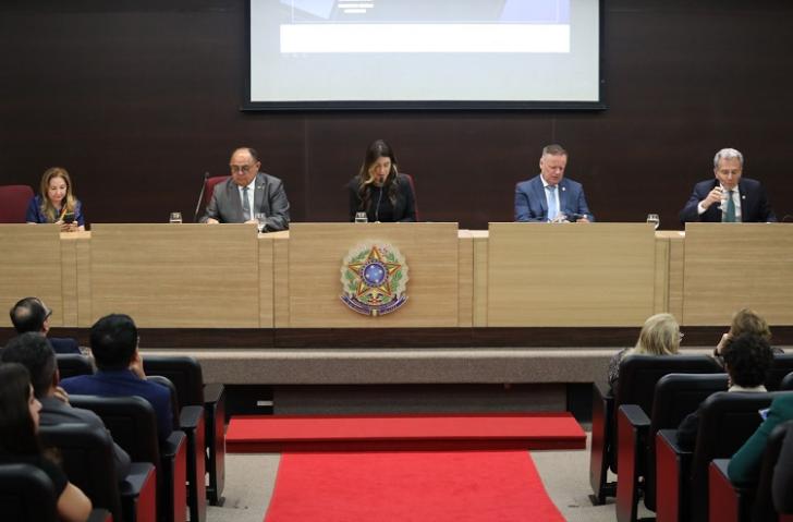 Fotografia em ambiente fechado da mesa de abertura da aula Magna