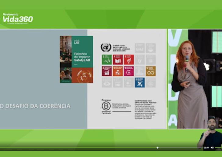 #ParaTodosVerem: Arte gráfica com fundo verde, nela, está a captura de tela da transmissão da palestra na plataforma Vida 360.