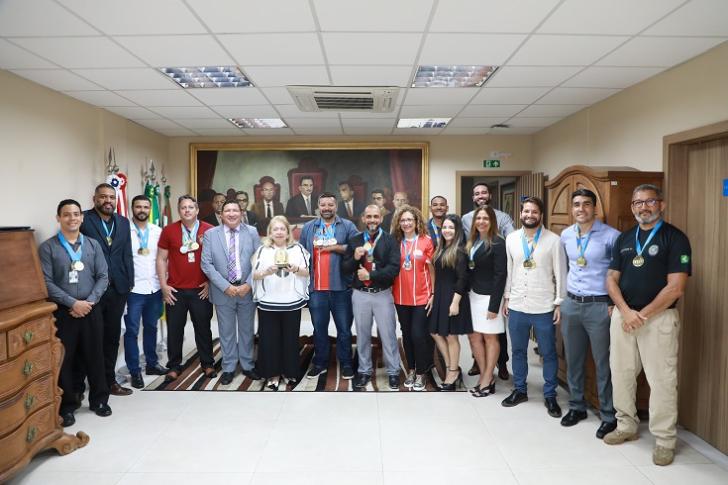 #ParaTodosVerem: Fotografia colorida em ambiente fechado, reunindo servidores(as) e magistrados(as). — Foto: ASCOM8