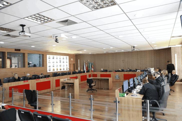 #ParaTodosVerem: Fotografia da sala de sessões do pleno, com os desembargadores sentados em seus lugares.
