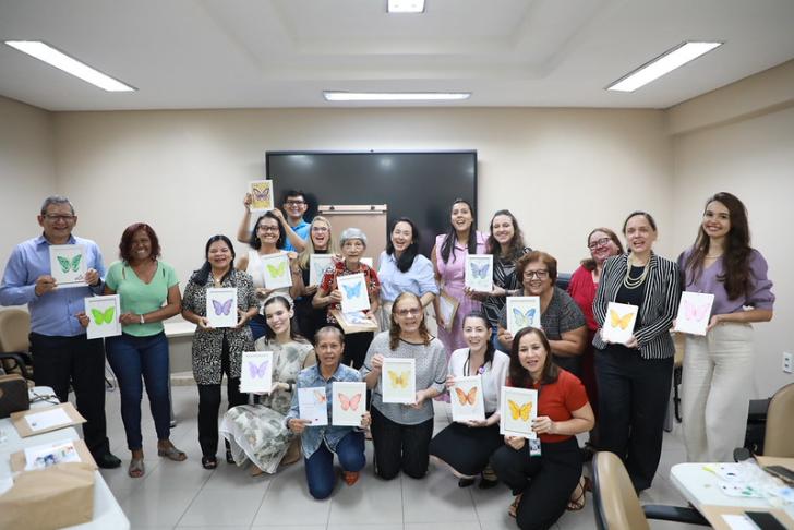#ParaTodosVerem: Foto colorida de servidoras e servidores em ambiente fechado