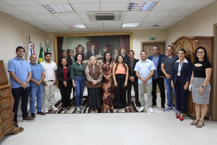 #ParaTodosVerem: Fotografia na sala da presidência, com a presidente do TRT-8 e a delegação do Governo do Amapá.