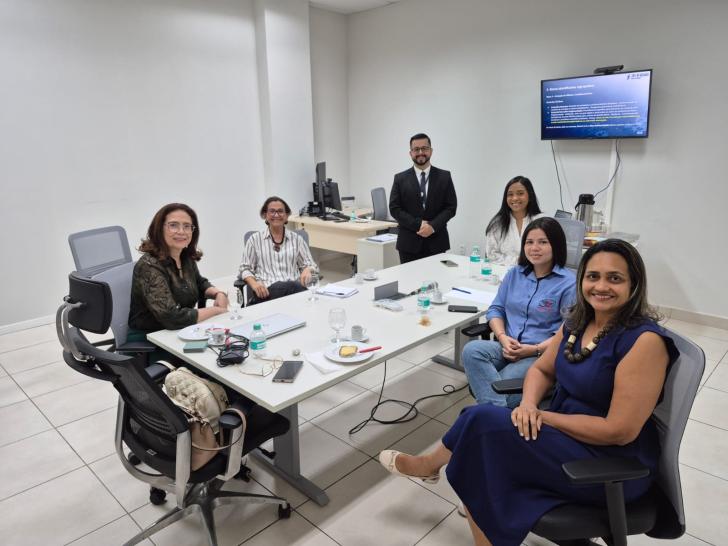#ParaTodosVerem: Foto em espaço fechado, com seis pessoas, entre homens e mulheres.