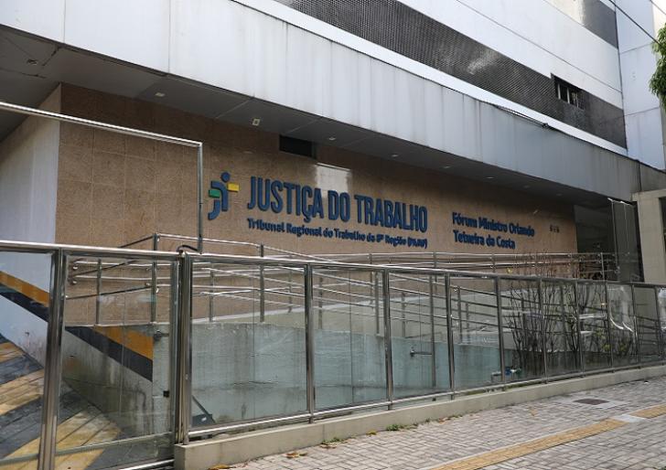 #ParaTodosVerem: Foto em espaço aberto da fachada do TRT-8.