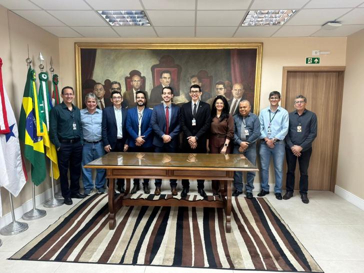 #ParaTodosVerem: Fotografia na antessala da presidência, com diversas pessoas, entre homens e mulheres.