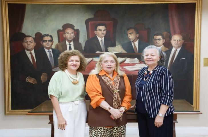 #ParaTodosVerem: Fotografia que reúne três mulheres brancas, lado a lado, sorrindo