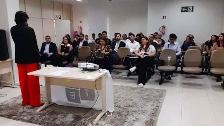 Foto que reúne homens e mulheres durante o curso "Trabalho Escravo Conteporâneo" em ambiente fechado