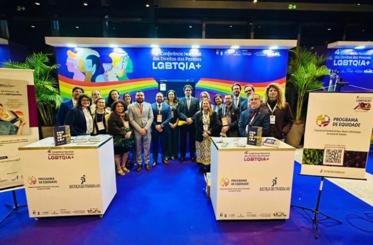 #ParaTodosVerem: Foto 1: Fotografia com diversas pessoas de pé e sorrindo para a foto. Foto 2: Fotografia da servidora Eveline R