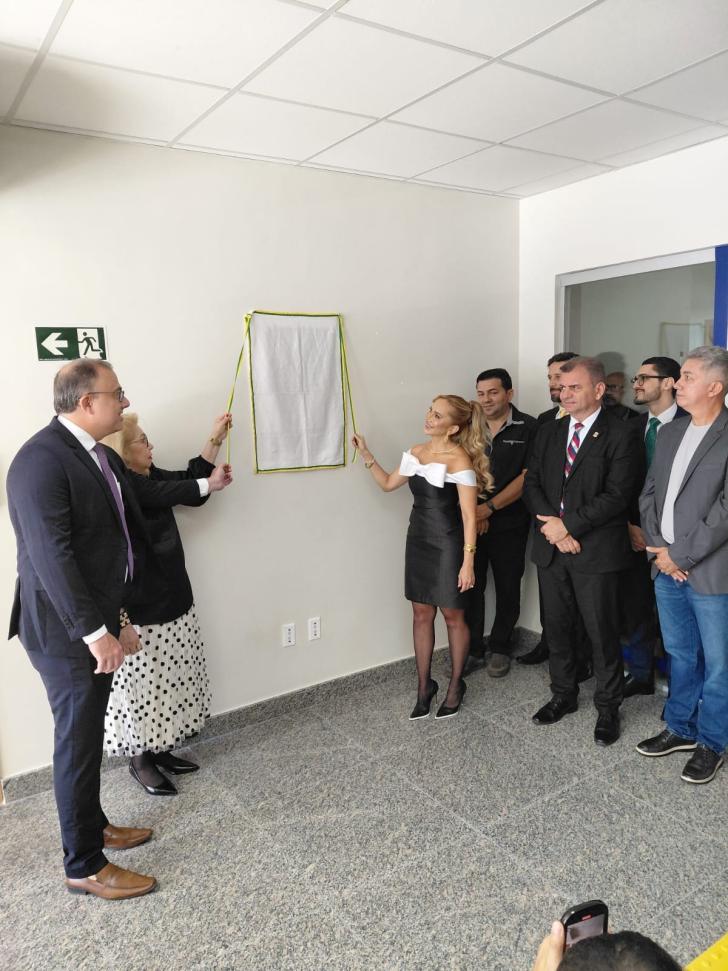 Foto em ambiente fechado mostrando o descerramento da placa de inauguração do Fórum de Santarém.