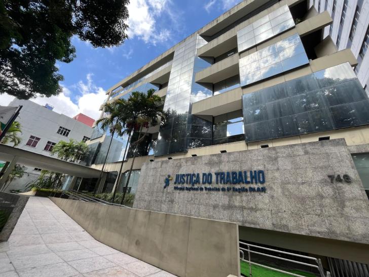 #ParaTodosVerem: Foto em espaço aberto da fachada do TRT-8.