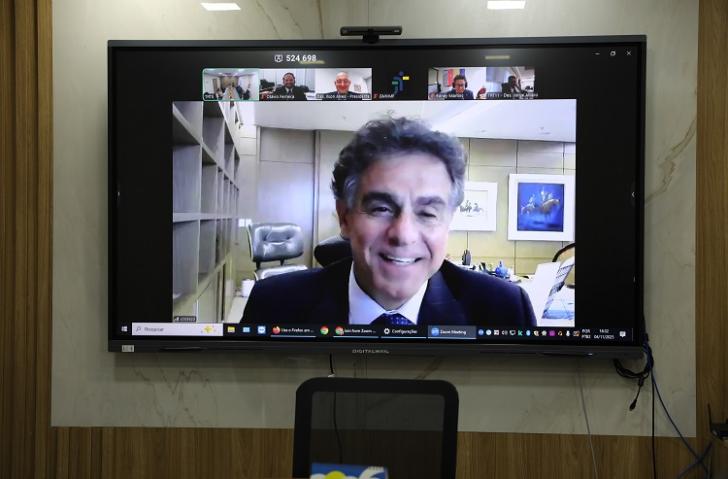 Print da tela de uma reunião telepresencial que aparece u homem pardo com cabelos pretos