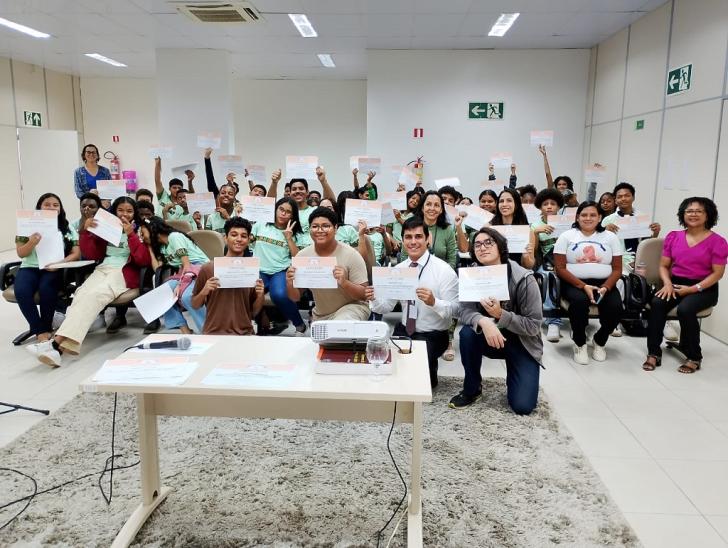 Foto em ambiente fechado mostrando a certificação dos participantes do curso.