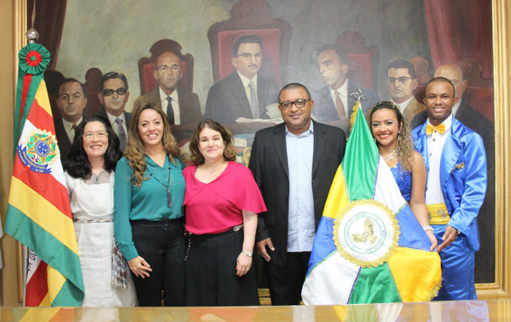Imagem com integrantes do Tribunal e da Escola de Samba da Matinha