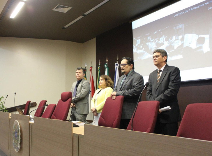 Imagem com os membros da mesa de abertura do evento.