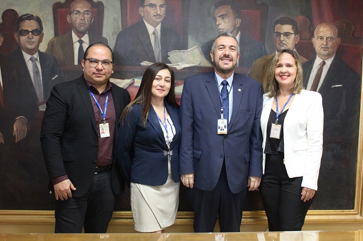 Foto do diretor-geral do TRT8 com os três diretores empossados