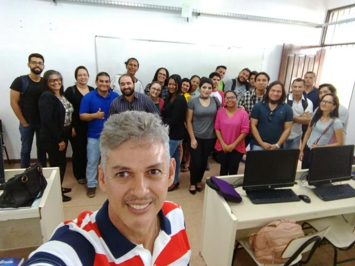 IMAGEM: Pessoas passando pelo treinamento reunidas na foto