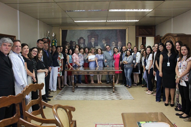 Foto de magistrados e servidores junto à Simone.